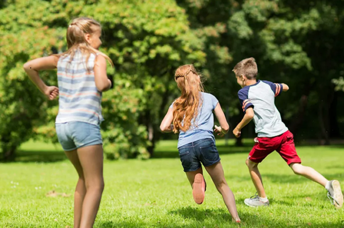 copii alergand