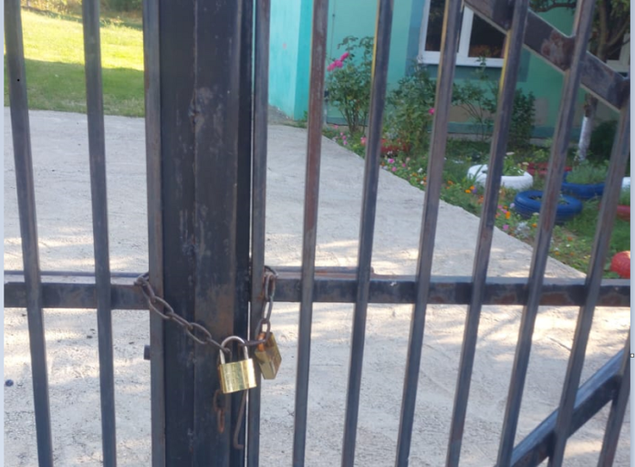 scoala inchisa gura vaii