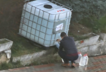 Mai multe recipiente cu apă pe străzile din Târgu Neamț