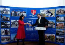 Medalie oferită Muzeului de Istorie la deschiderea expoziției despre loteria românească