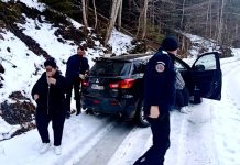 Sprijin acordat de jandarmii montani unor persoane rămase împotmolite pe un drum forestier