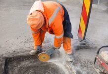 Reparații la căminele de pe străzile Fermelor și Petru Movilă
