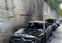 O femeie a incendiat mașina fostului soț, flăcările s-au extins la un alt autoturism