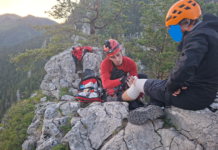 Salvare spectaculoasă pe Via Ferrata Astragalus: un turist rănit – extras cu troliul mecanic (video)