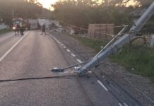 Leghin: un camion a lovit doi stâlpi de electricitate și o țeavă de gaz