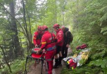 O fetiță de 10 ani și părinții ei au căzut într-o ravenă din apropierea Cascadei Duruitoarea