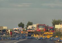 Impact între un autoturism și un camion încărcat cu butelii, pe E85, la Săbăoani