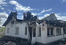 Spectacol caritabil pentru doi copii fără părinți, cărora le-a ars casa