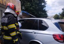 O mașină a intrat într-un magazin din Roman, o femeie a ajuns la spital
