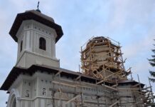 Foc la acoperișul bisericii din Războieni, pompierii voluntari au salvat lăcașul de cult