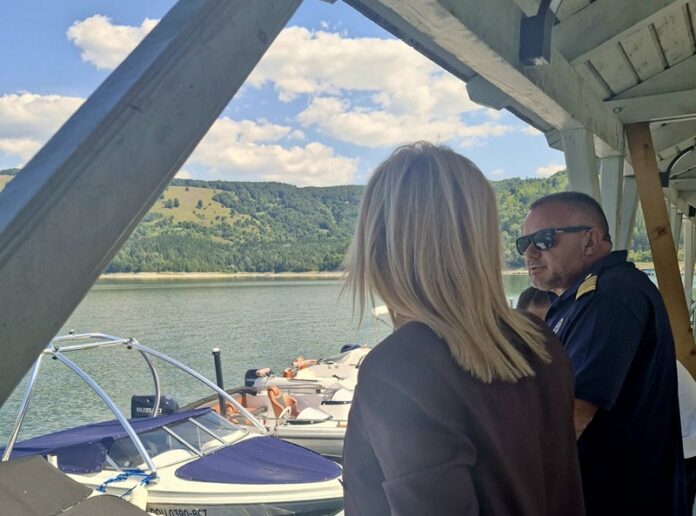 maria Apostol pe lacul Bicaz