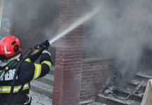 Incendiu la un magazin din Roman, cauza e în curs de stabilire