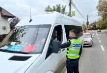 Șoferul unui microbuz în care erau 19 elevi, prins băut la volan